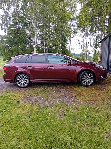 Toyota Avensis 2 of 5