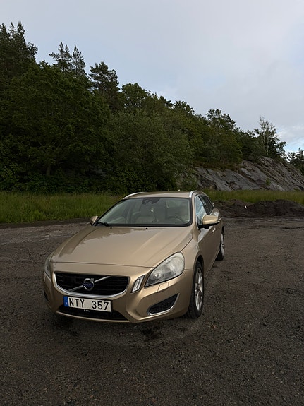Volvo V60 2 of 20