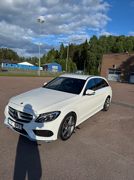 Mercedes-Benz C220 2 of 12