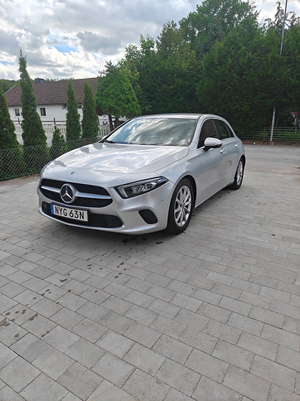 Mercedes-Benz A180 2 of 5