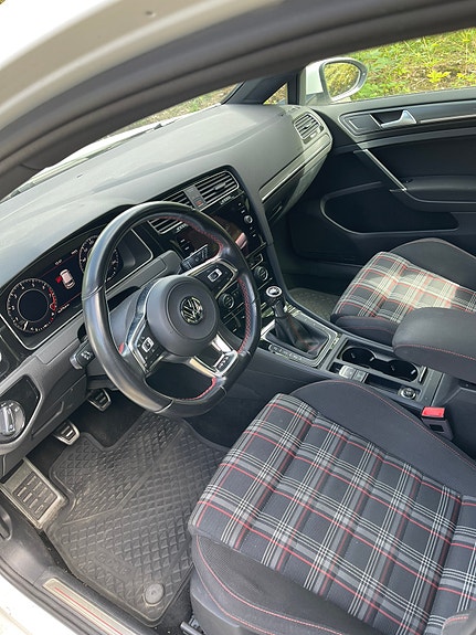 Volkswagen Golf VII 7 of 9