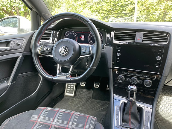 Volkswagen Golf VII 6 of 9