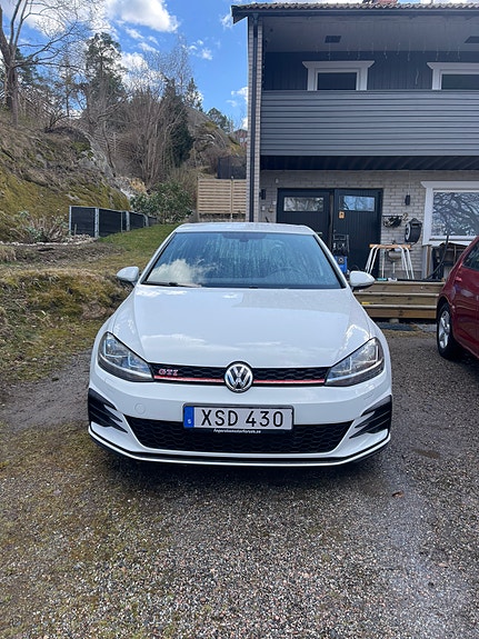 Volkswagen Golf VII 2 of 9