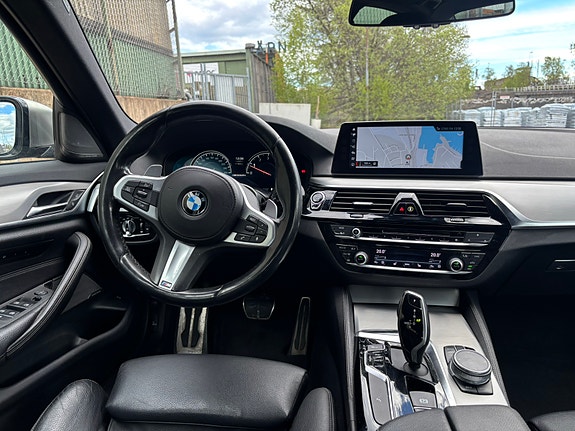 BMW M550i 4 of 5
