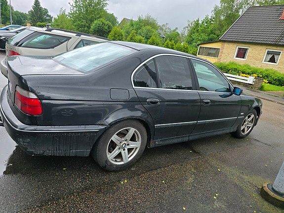 BMW 520i 2 of 5