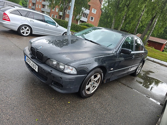 BMW 520i 4 of 5