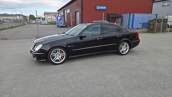 Mercedes-Benz E55 4 of 5