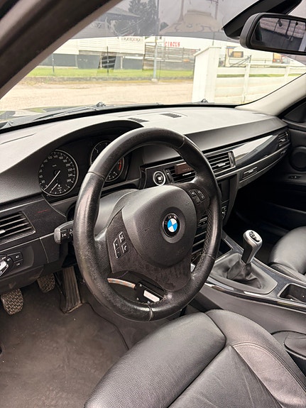 BMW 320d 12 of 14