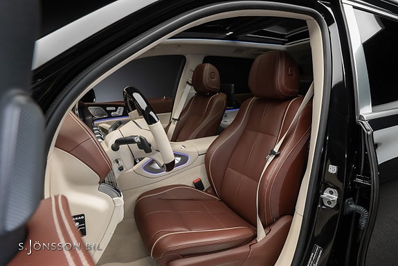 Mercedes-Benz GLS600 13 of 30