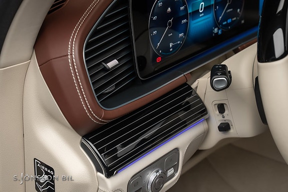 Mercedes-Benz GLS600 24 of 30