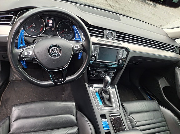 Volkswagen Passat 2 of 3