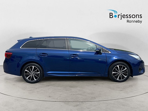 Toyota Avensis 2 of 5
