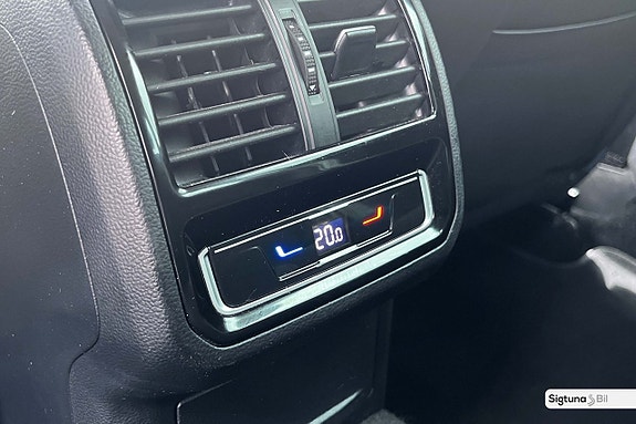 Volkswagen Passat 14 of 30