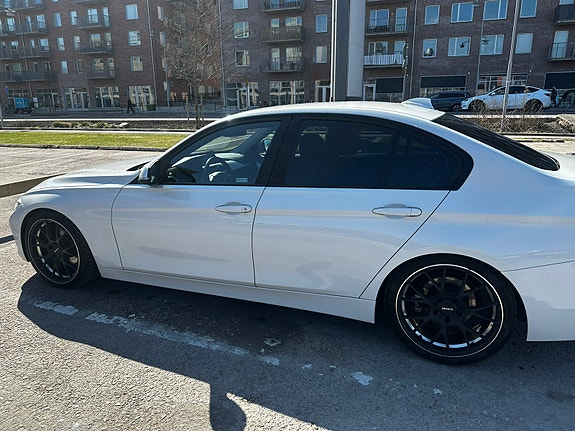 BMW 320d 4 of 5