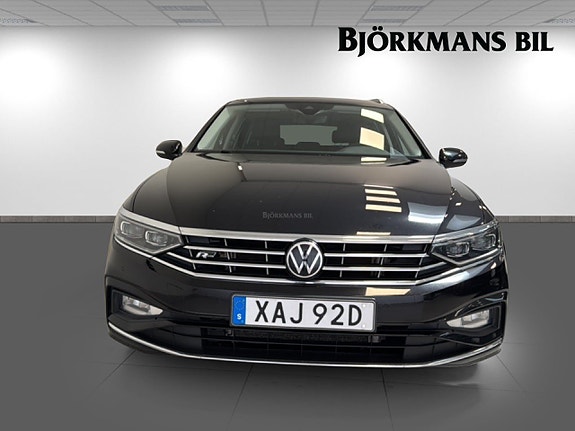 Volkswagen Passat 2 of 21