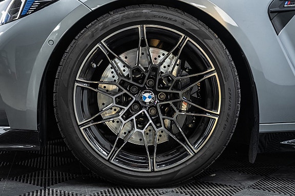 BMW M4 3 of 5