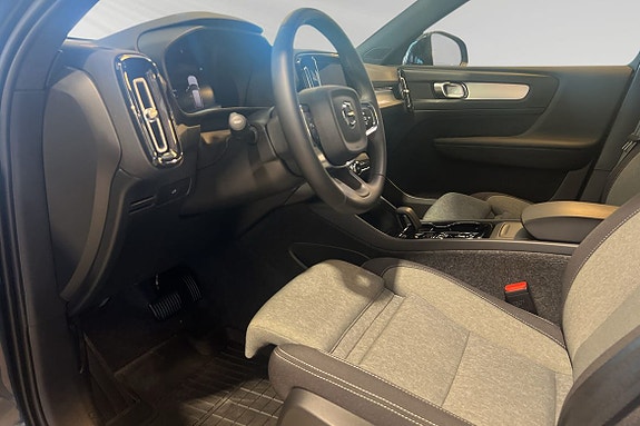 Volvo XC40 7 of 23