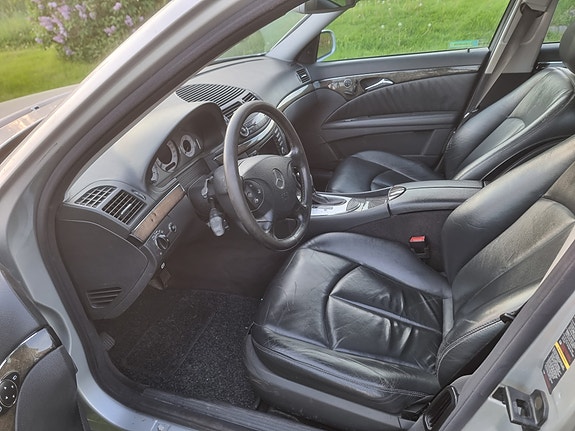 Mercedes-Benz E320 3 of 4