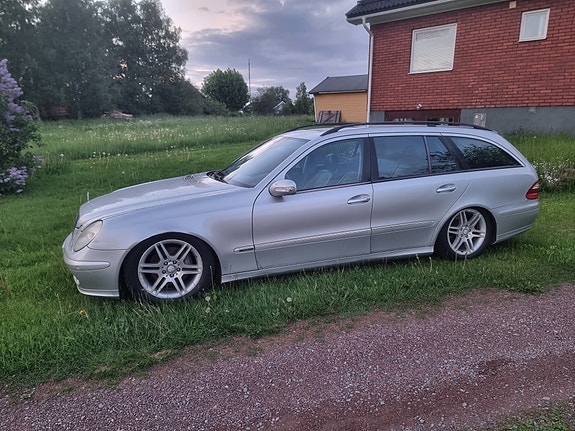 Mercedes-Benz E320 4 of 4
