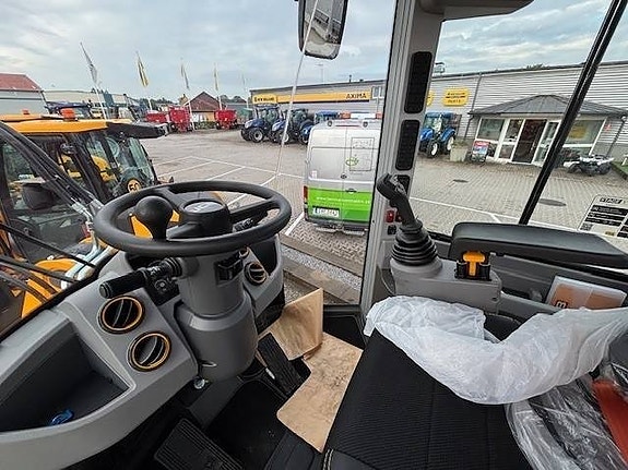 JCB 427 HT Nordic edition 4 of 5