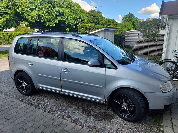 Volkswagen Touran 2 of 4