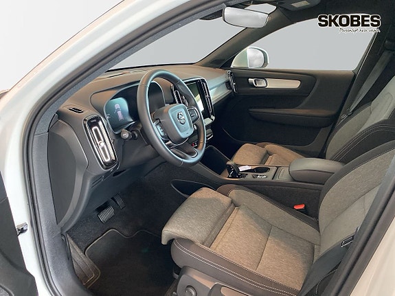 Volvo XC40 3 of 5