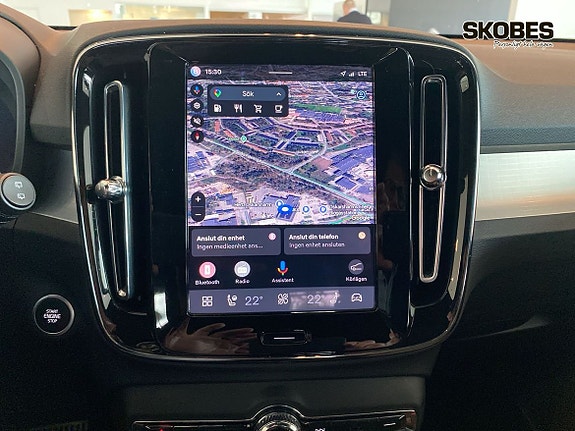 Volvo XC40 2 of 5