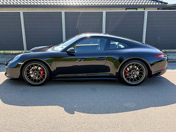 Porsche 911 Carrera 4 GTS 3 of 5