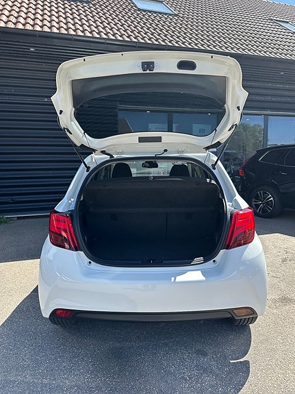 Toyota Yaris 4 of 5