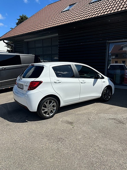 Toyota Yaris 2 of 5