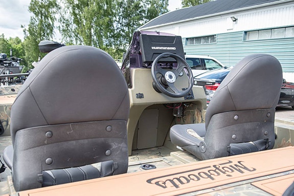 Tracker Grizzly 1754 SC Mercury F80 8 of 12