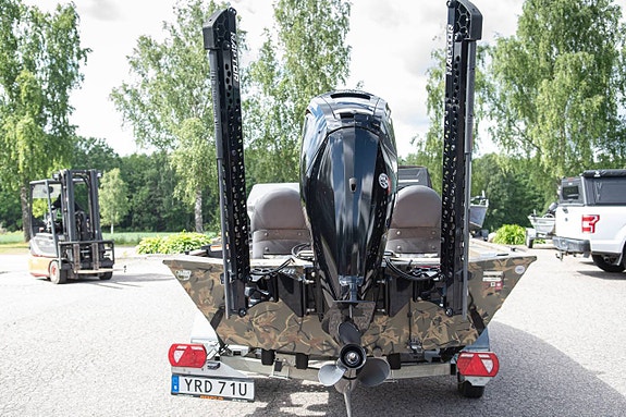 Tracker Grizzly 1754 SC Mercury F80 3 of 12
