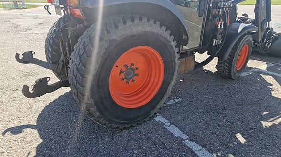 Kubota M 8540 11 of 16