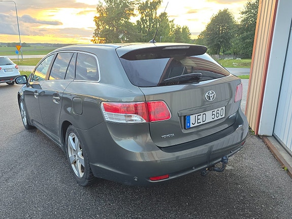 Toyota Avensis 4 of 5