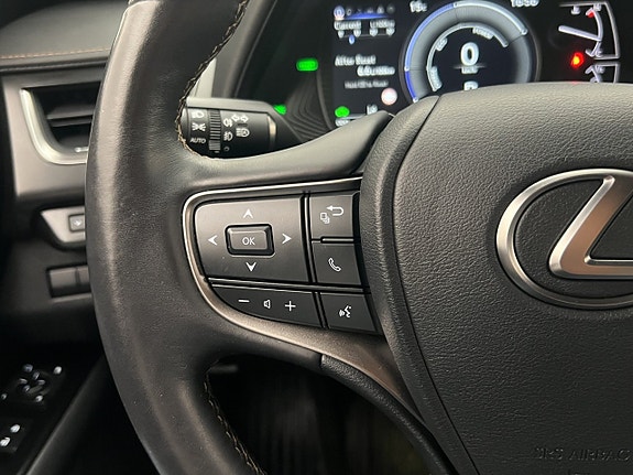 Lexus UX250h 13 of 28