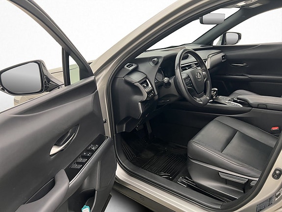 Lexus UX250h 10 of 28