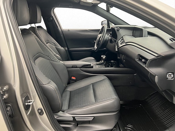 Lexus UX250h 21 of 28