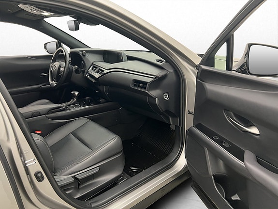 Lexus UX250h 22 of 28