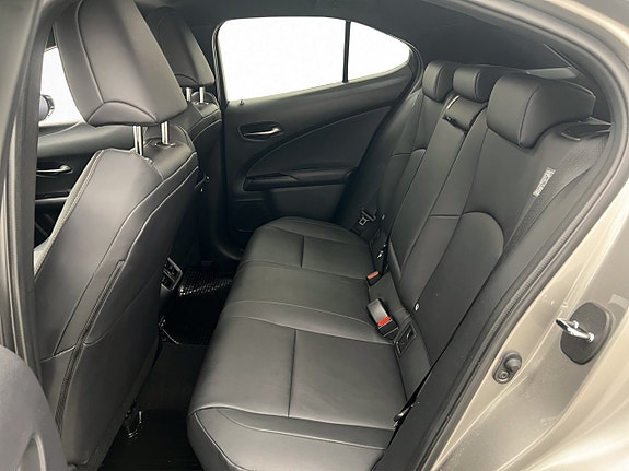 Lexus UX250h 23 of 28