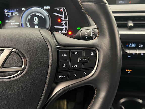 Lexus UX250h 15 of 28