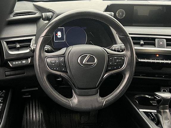 Lexus UX250h 11 of 28