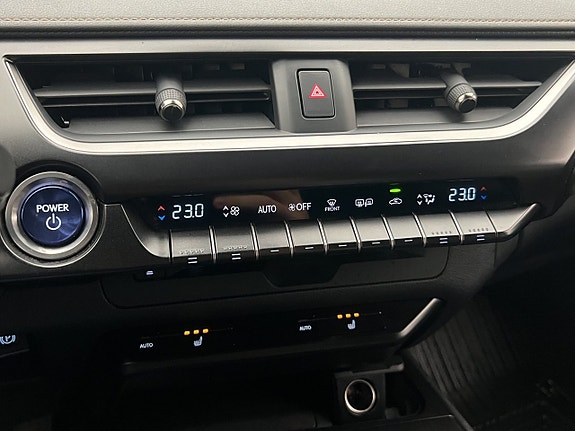 Lexus UX250h 19 of 28