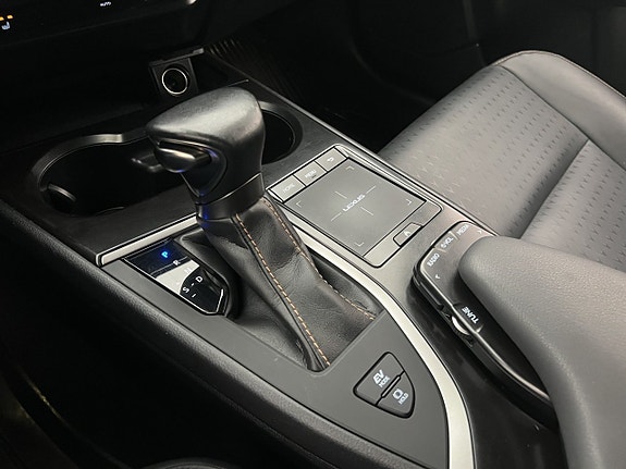 Lexus UX250h 20 of 28