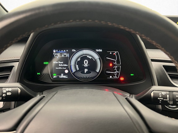Lexus UX250h 14 of 28