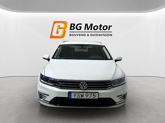 Volkswagen Passat 2 of 5