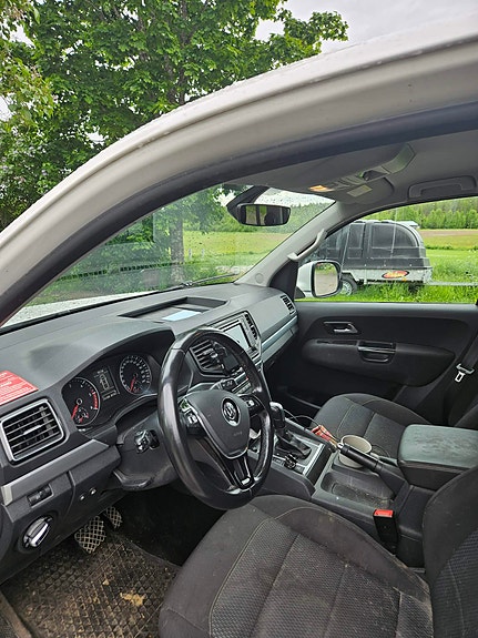 Volkswagen Amarok 2 of 3