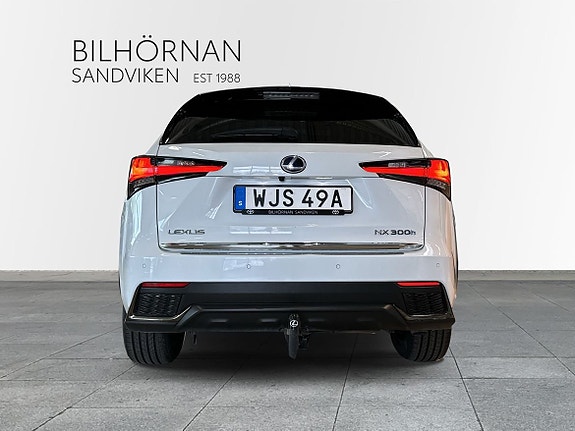 Lexus NX300h 4 of 5