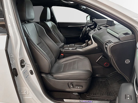 Lexus NX300h 6 of 11