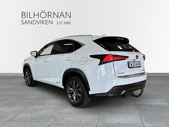 Lexus NX300h 2 of 5