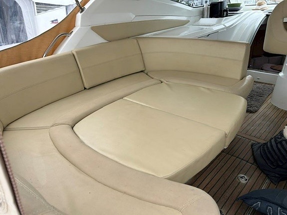 Beneteau Monte Carlo 32 HT - 2 x Volvo Penta 5,7 GI 10 of 22